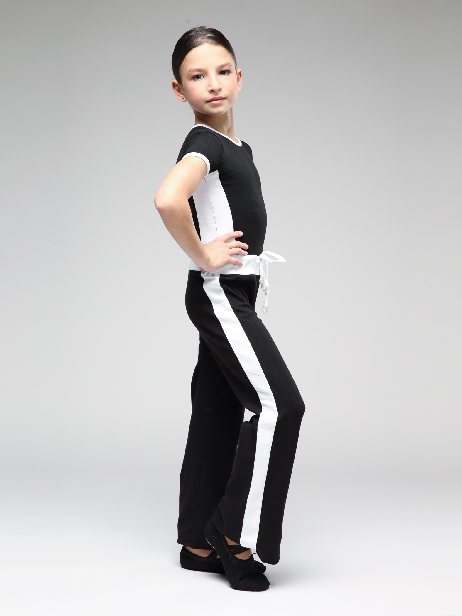 Брюки с широким поясом и лампасом