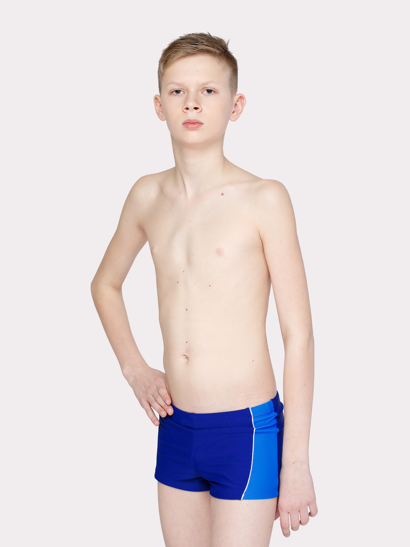 Плавки-шорты  из однотонной ткани с боковыми отделочными деталями через цветной кант