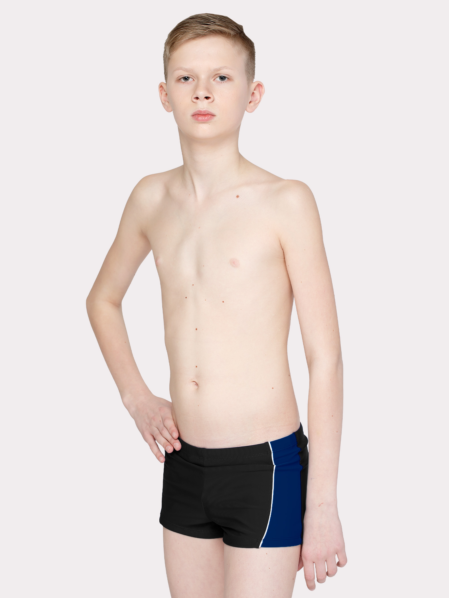 Плавки-шорты  из однотонной ткани с боковыми отделочными деталями через цветной кант