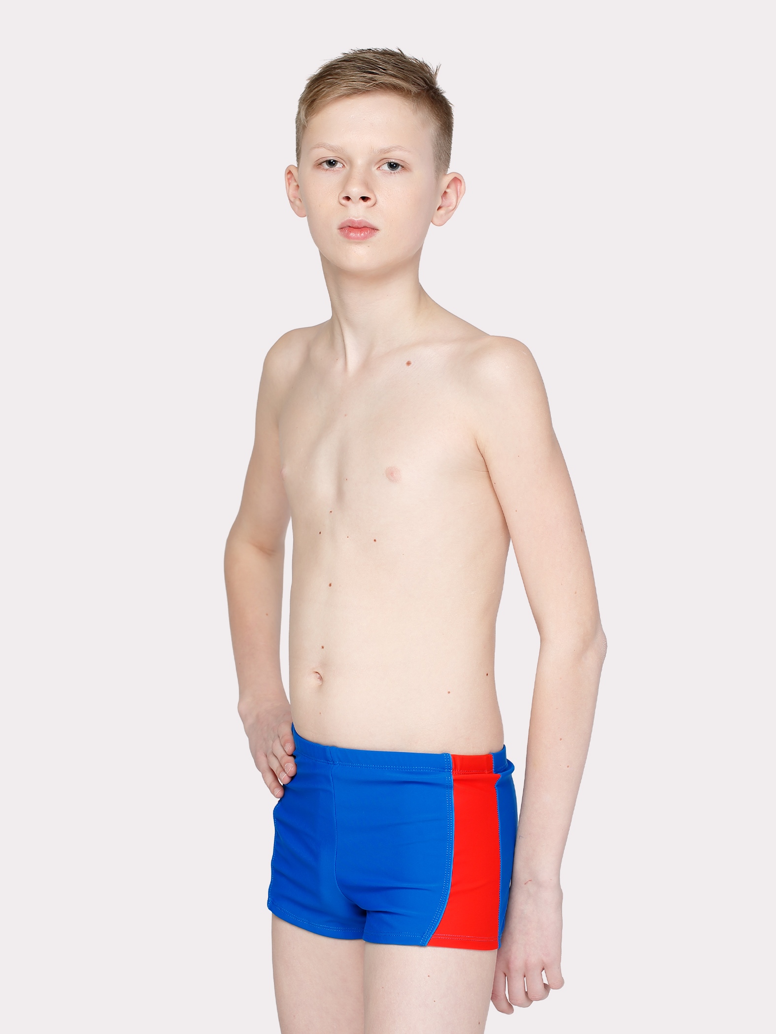 Плавки-шорты  из однотонной ткани с боковыми отделочными деталями через цветной кант