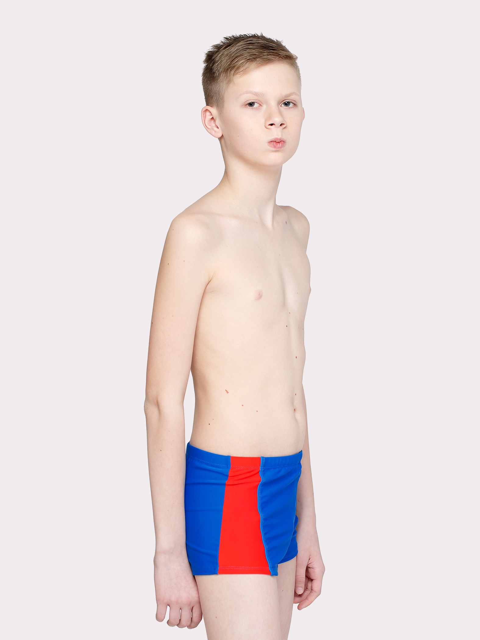 Плавки-шорты  из однотонной ткани с боковыми отделочными деталями через цветной кант