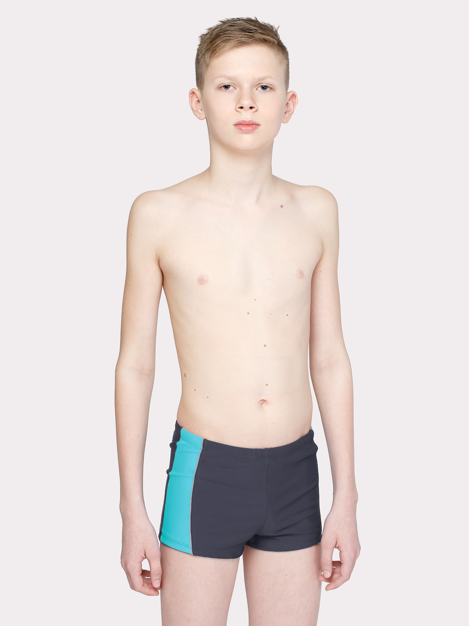 Плавки-шорты  из однотонной ткани с боковыми отделочными деталями через цветной кант