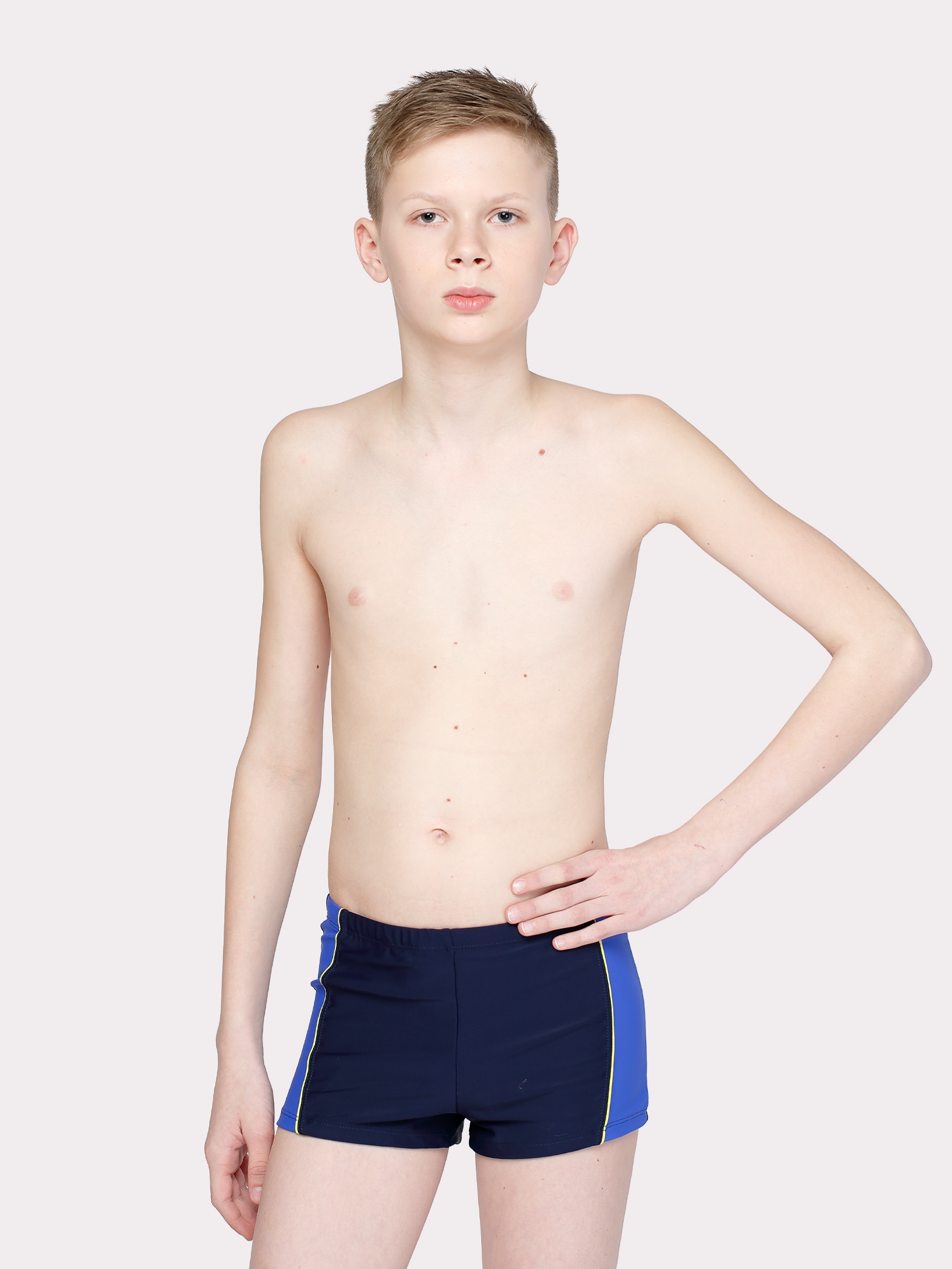 Плавки-шорты  из однотонной ткани с боковыми отделочными деталями через цветной кант